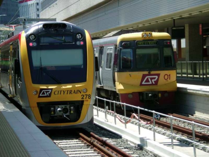 SMU 278 & EMU 01 at Roma St station 2009
Roma St station platform 3 is dual gauge 4'8.5" and 3'6"  (three rail)  platform 2  dual gauge (gauntlet - 4 rail).
