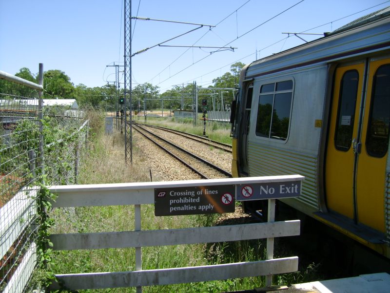 EMU 42 departing Beerburrum 2008
Beerburrum former station
EMU 42 leading DOWN has the green
New Beerburrum station being constructed which opened April 2009.
